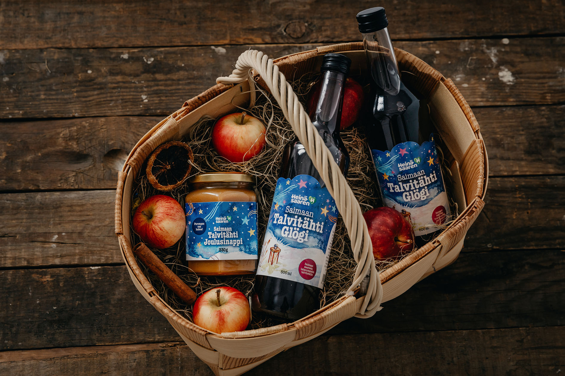 Heinäsaaren joulusesongin 2021 tuote-etiketit saivat pohjaksi tekemämme kuvituksen.
